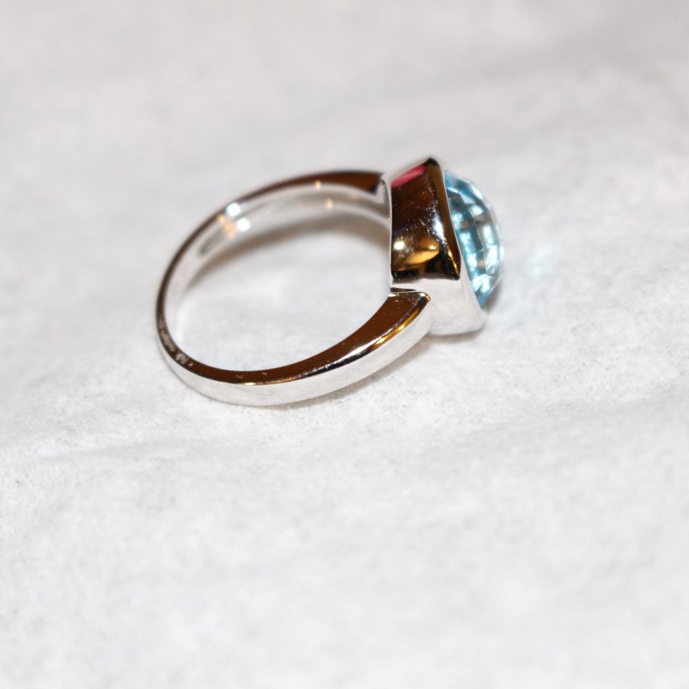 FABULOUS 4.96-carat  Blue Topaz Ring in 14K White Gold - Picture 6 of 9